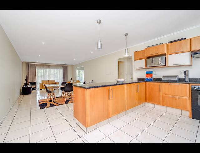 2 BEDROOM APARTMENT FOR SALE IN BRYANSTON